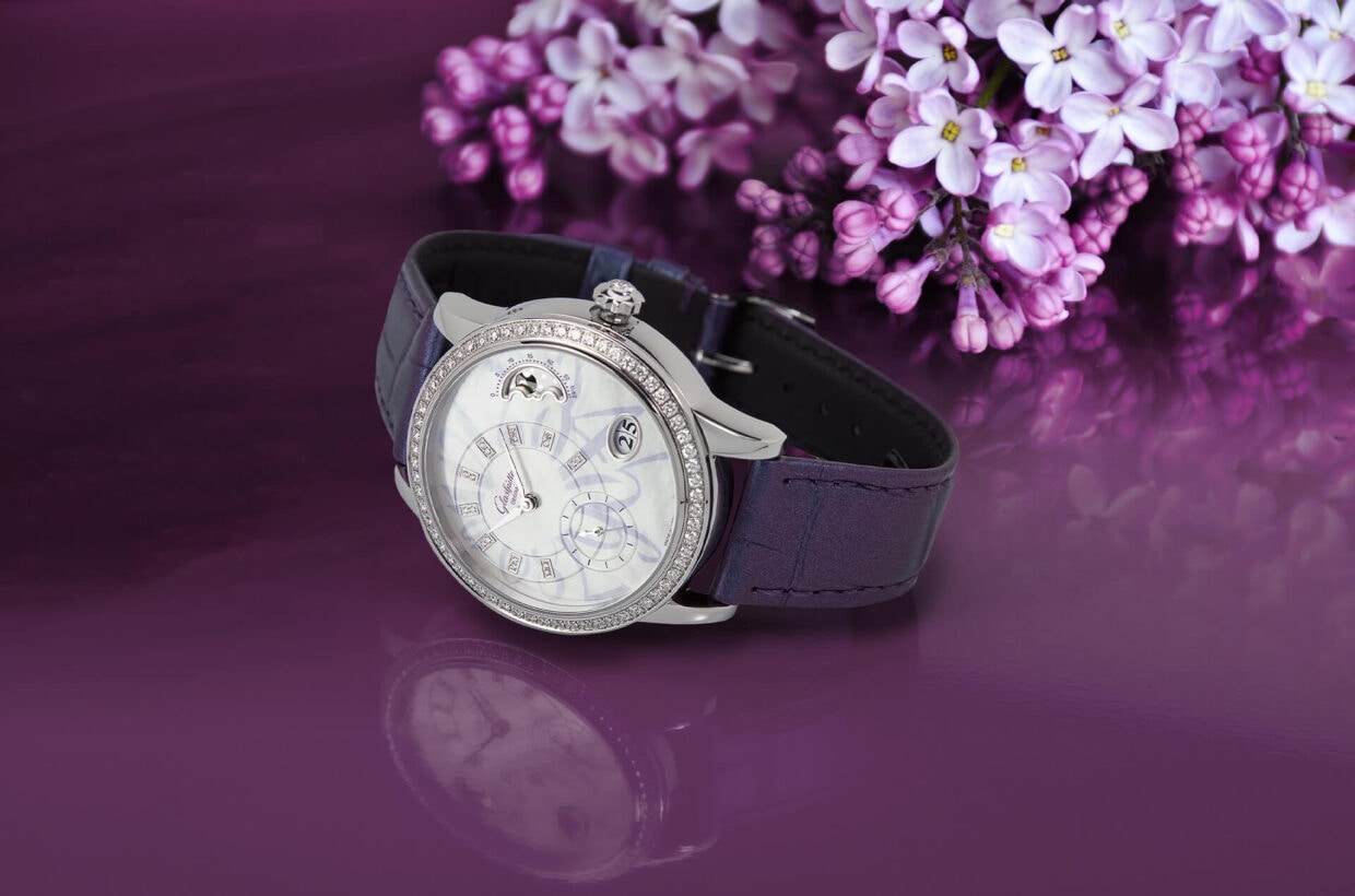 Stainless steel case Polished case in stainless steel with sapphire crystal case back, bezel set with 64 brilliant-cut diamonds, brilliant-cut diamond on crown 