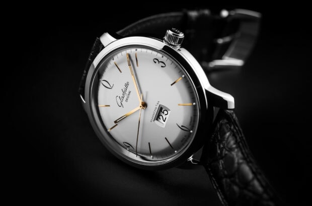 Silver-coloured dial Domed, galvanic silver dial with incised hour indexes, black Arabic numerals and a finely drawn black minute scale with luminous dots. 