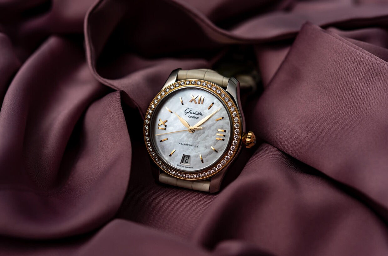 Des garde-temps féminins Chez Glashütte Original, la beauté intérieure et extérieure constitue un engagement intemporel. Nos modèles féminins distillent un charme irrésistible grâce à des cadrans délicatement scintillants, des associations de couleurs raffinées et des détails espiègles. Découvrez la collection Ladies 
