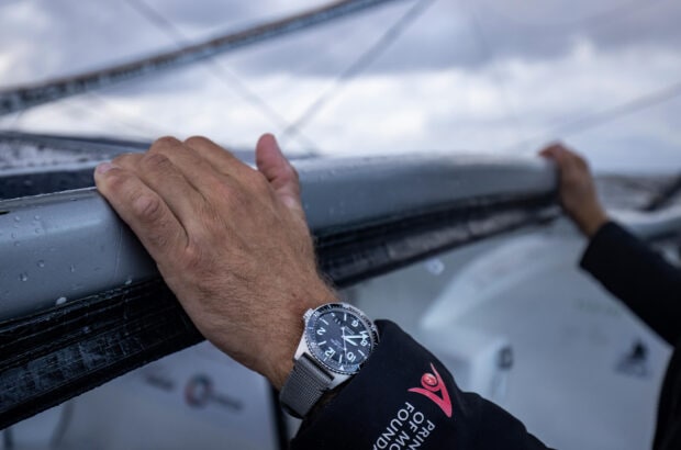 극한의 내구성 테스트 이 용감한 탐험가와 마찬가지로, 글라슈테 오리지날은 절대 성취한 것에 안주하지 않습니다. 보리스 헤르만은 Seaexplorer 요트 위에서 매우 정확하고 믿을 수 있는 SeaQ Panorama Date를 착용하고 극한의 상황을 견디며 항해를 지속하였습니다. 