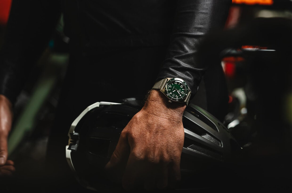 Immer die richtige Wahl Graues Nylon, schwarzer Kautschuk oder kühler Edelstahl – eine Auswahl an verschiedenen Armbändern erlaubt es der Trägerin oder dem Träger, die Uhr einfach dem persönlichen Stil anzupassen. 