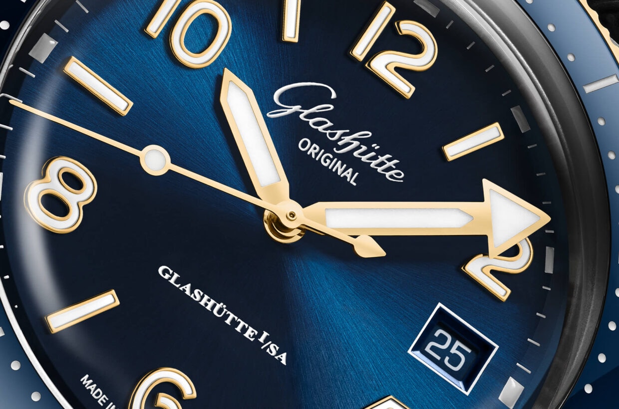 Optimal legibility Super-LumiNova® on the hands and numerals ensures optimal legibility under all lighting conditions. Shimmering golden appliques and hands provide warm accents and form a contrast with the galvanized blue dial. 