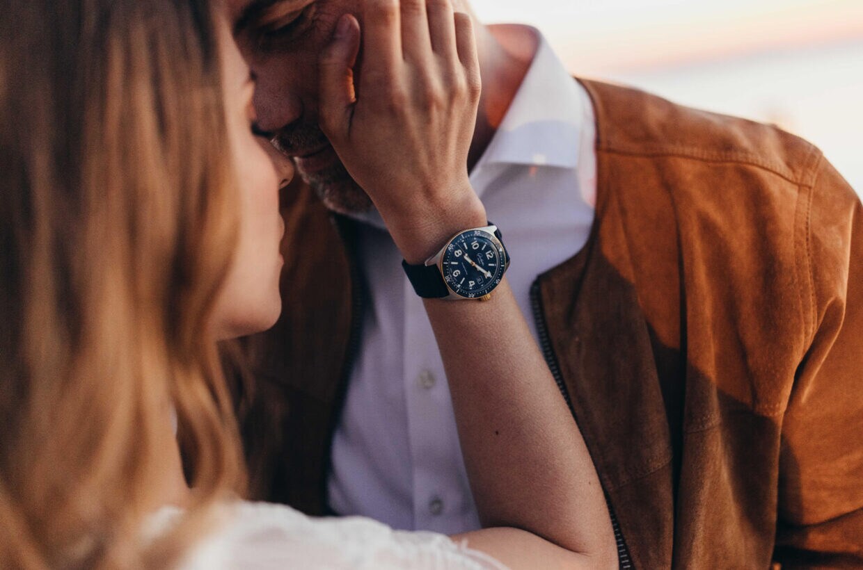 Dem individuellen Stil angepasst Blaues Nylon oder schwarzer Kautschuk – eine Auswahl an verschiedenen Armbändern erlaubt es der Trägerin oder dem Träger, die Uhr einfach dem persönlichen Stil anzupassen. 