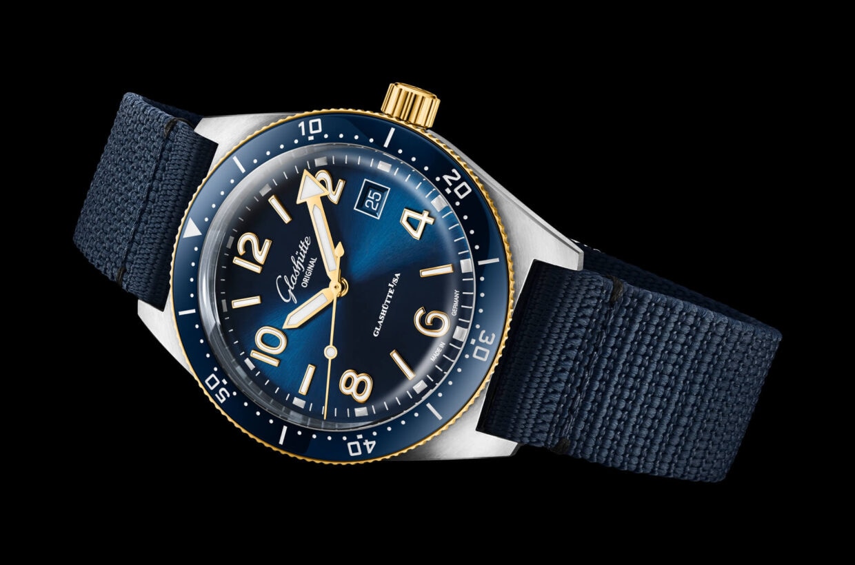 Exceptional scratch resistance Cool stainless steel in combination with yellow gold makes a powerful impression. The deep blue ceramic inlay of the rotating bezel offers exceptional scratch resistance. 