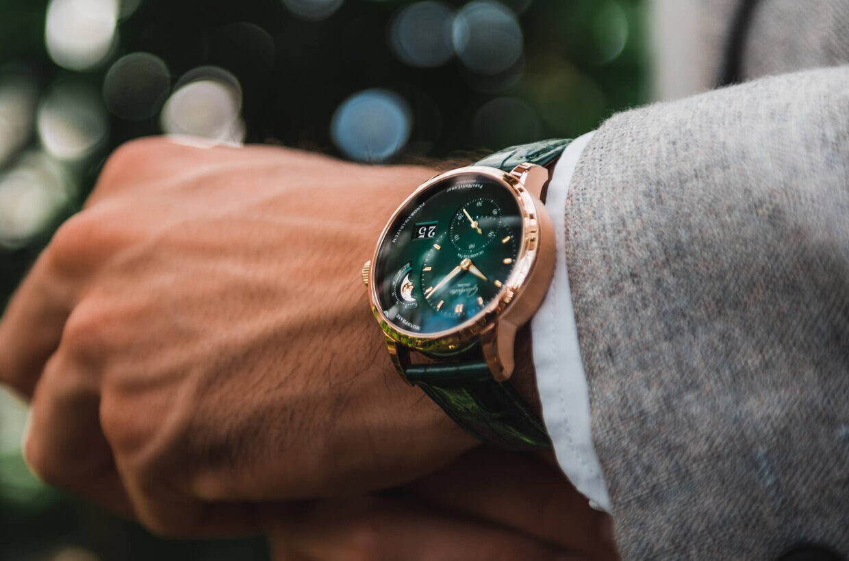 Designed to be different In the classic circular case, one notices the unusual asymmetric dial with its intricate off-centre hour and minute hands and its prominent small second display on the left side. Designed to be different In the classic circular case, one notices the unusual asymmetric dial with its intricate off-centre hour and minute hands and its prominent small second display on the left side.