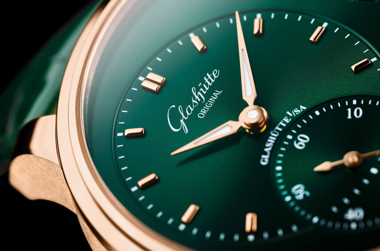 Colour-play in green The colour gradient on the hand-crafted dial is particularly eye-catching: starting from an intense dark green in the centre, the colour changes gradually to black at the edges. Colour-play in green The colour gradient on the hand-crafted dial is particularly eye-catching: starting from an intense dark green in the centre, the colour changes gradually to black at the edges.