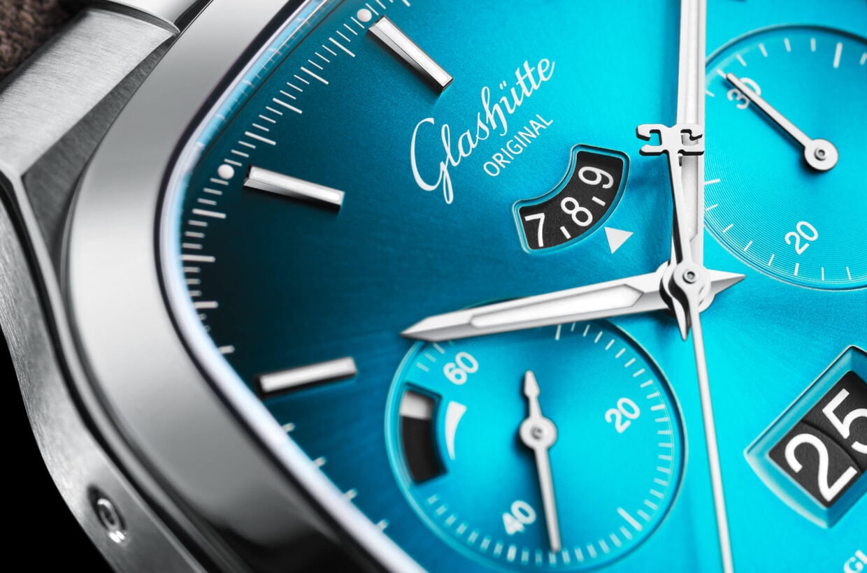 Bright turquoise The dial was given a refined sunray finish prior to coating with a turquoise-black varnish with dégradé effect. Super-LumiNova® highlights on the hour and minute hands and on the appliques ensure optimal legibility in the dark as well. 