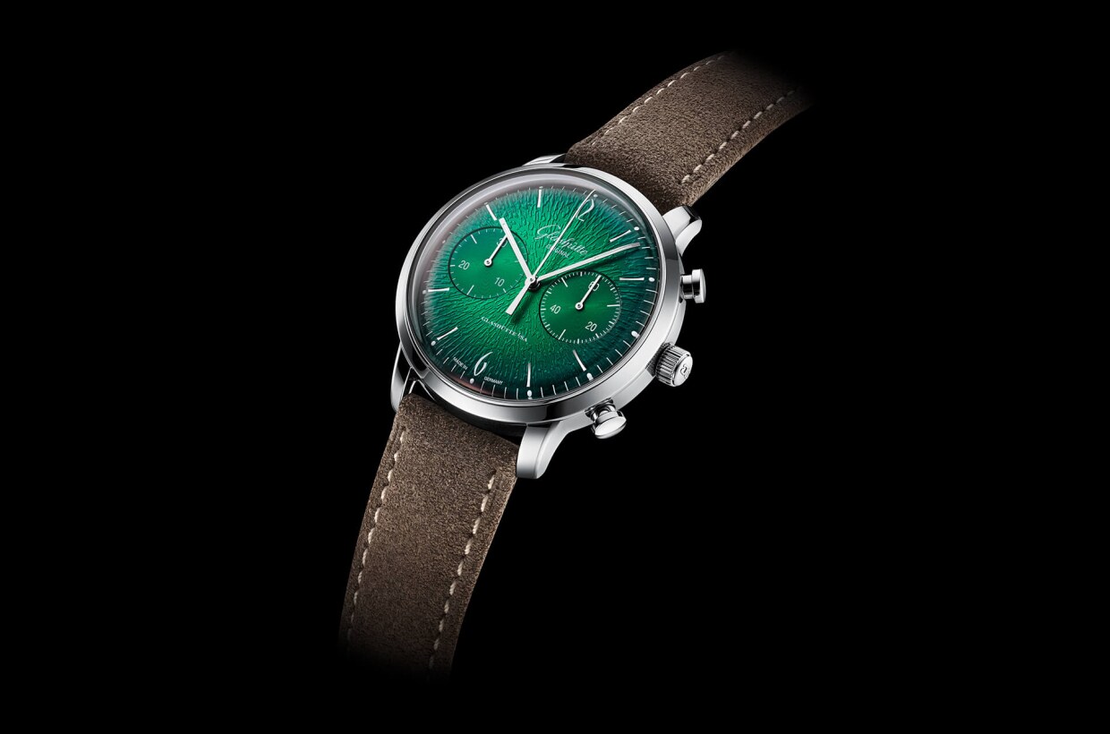 Hecho a medida para el dandy moderno Al igual que los creadores de tendencias de la época, la última incorporación a nuestra colección de relojes vintage no deja nada al azar cuando se trata de apariencia y ritmo. El nuevo cronógrafo presenta una esfera de color verde oscuro, un movimiento automático hecho a mano y un carisma tan extraordinario como el que ofrecían la música y la moda de los años 60. Hecho a medida para el dandy moderno Al igual que los creadores de tendencias de la época, la última incorporación a nuestra colección de relojes vintage no deja nada al azar cuando se trata de apariencia y ritmo. El nuevo cronógrafo presenta una esfera de color verde oscuro, un movimiento automático hecho a mano y un carisma tan extraordinario como el que ofrecían la música y la moda de los años 60.