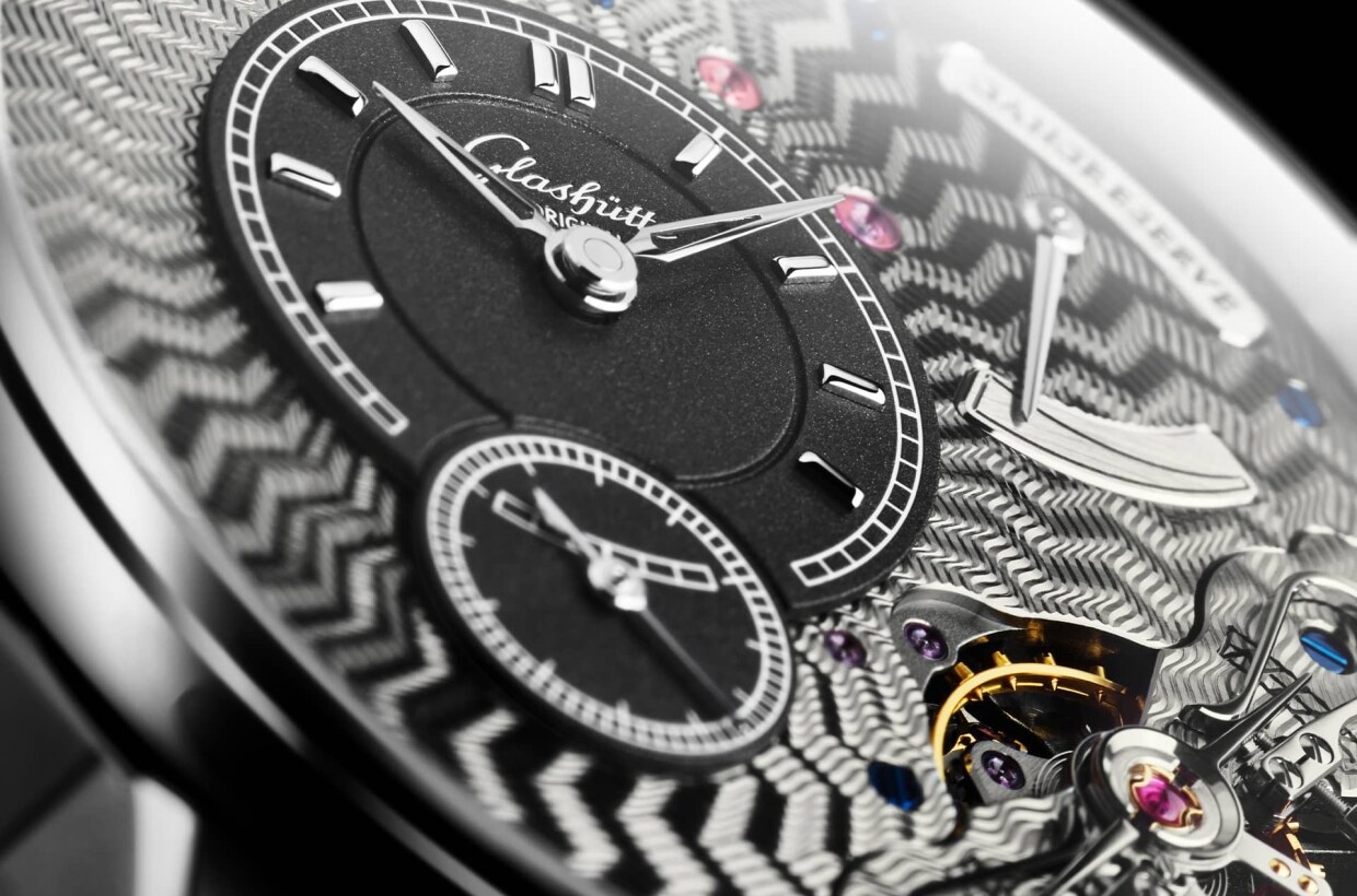 An artful technique The three-quarter plate, visible on the dial side, has a fine guilloche pattern that takes up the characteristic relief-like pattern of the dome of the Academy of Fine Arts, lending the timepiece a futuristic look. Guilloche is a semi-mechanical engraving technique preserved by Glashütte Original. 