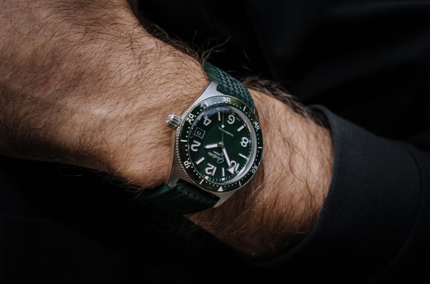 精緻、堅固耐用與嚴格標準認證 Sea Q 腕錶系列錶款設計精緻考究而且堅固耐用，通過了 DIN 8306 和ISO 6425 潛水錶標準的認證，集精密機械與純正運動精神於一體。毫無疑問，Sea Q 腕錶將繼續陪伴白銳勻(Ryan Pyle)的未來旅途。 