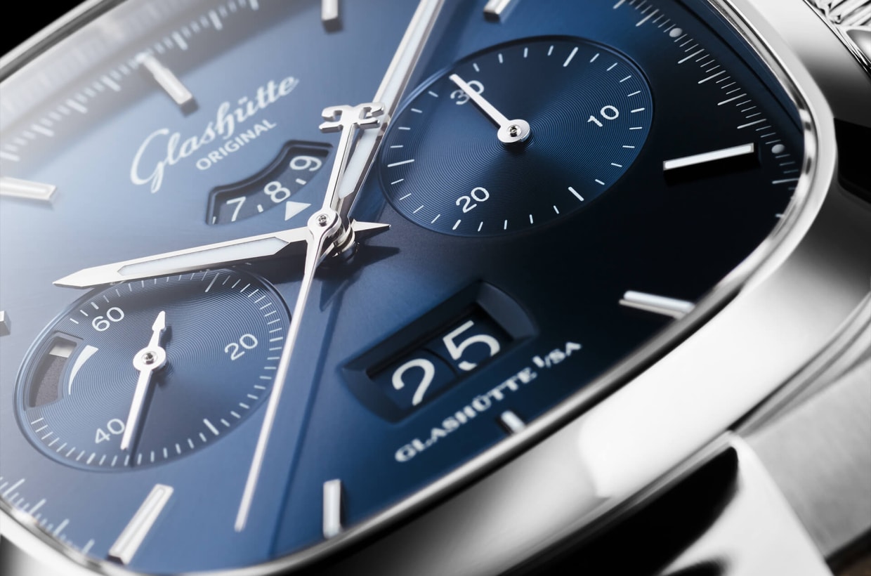 Elegant dark blue The dark blue of the dial is the result of an elaborate process of galvanisation. Rhodium-plated indexes and hands coated with Super-LumiNova® are mounted with great care by hand. 