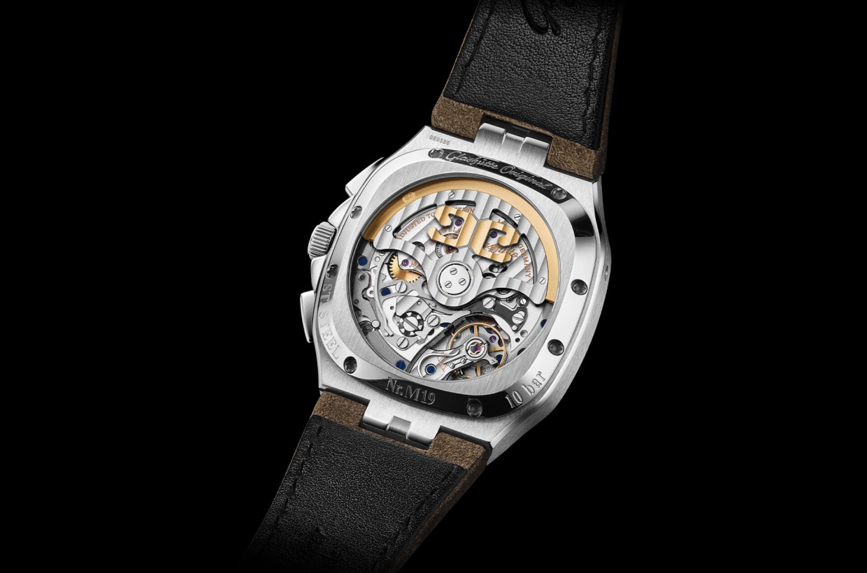 Maximum stability A special sapphire crystal case back allows one to view the automatic movement Calibre 37-02, which has been finely finished. It features a column-wheel switch and was designed to be compact in order to ensure maximum stability. 