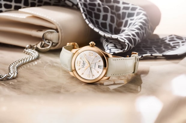 Ladies Kollektion Innere und äußere Schönheit ist bei Glashütte Original eine zeitlose Verpflichtung. Durch zart schimmernde Zifferblätter, raffinierte Farbkombinationen, feminine Formen und verspielte Details erhalten unsere Damenmodelle ihren unwiderstehlichen Charme. Die Ladies Kollektion entdecken 