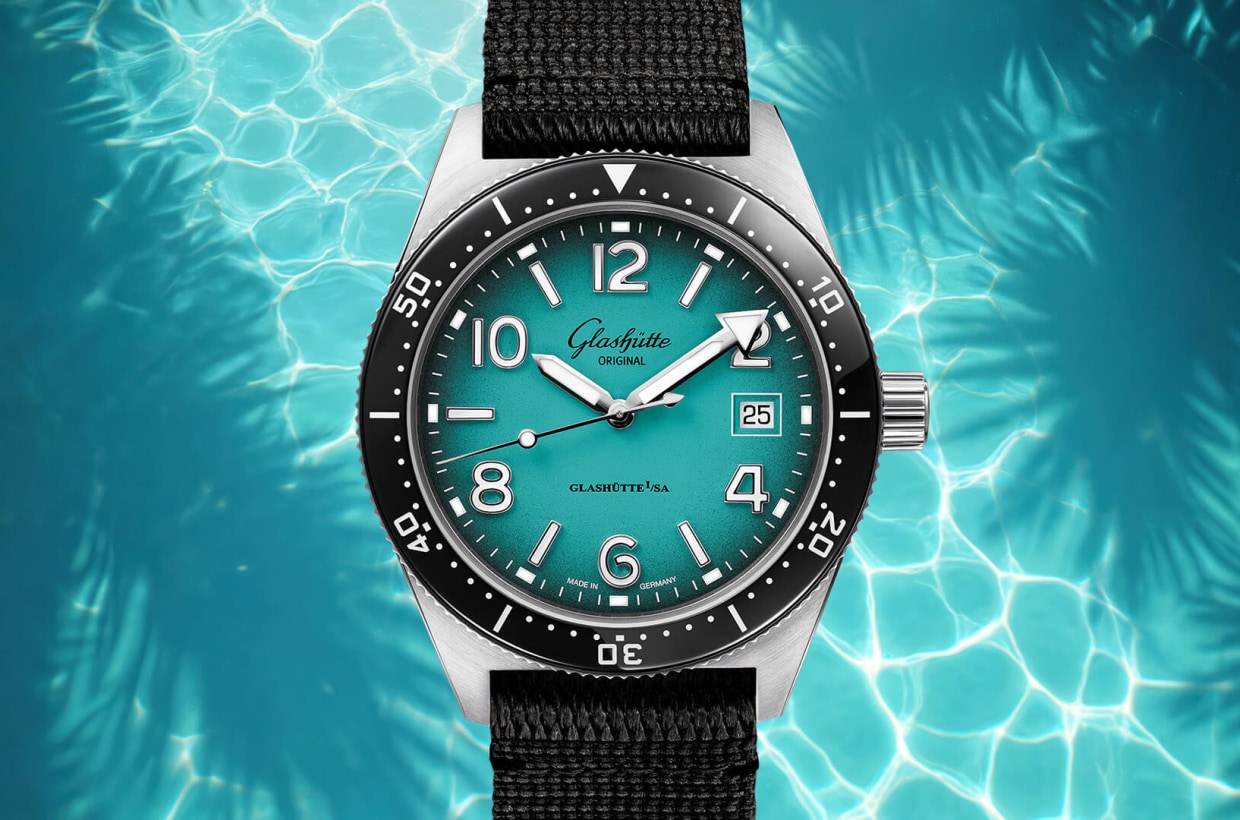 Vibrant turquoise blue dial