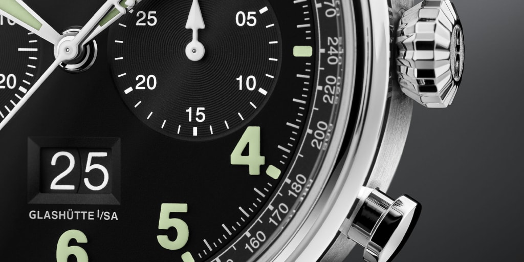 High-contrast dial
