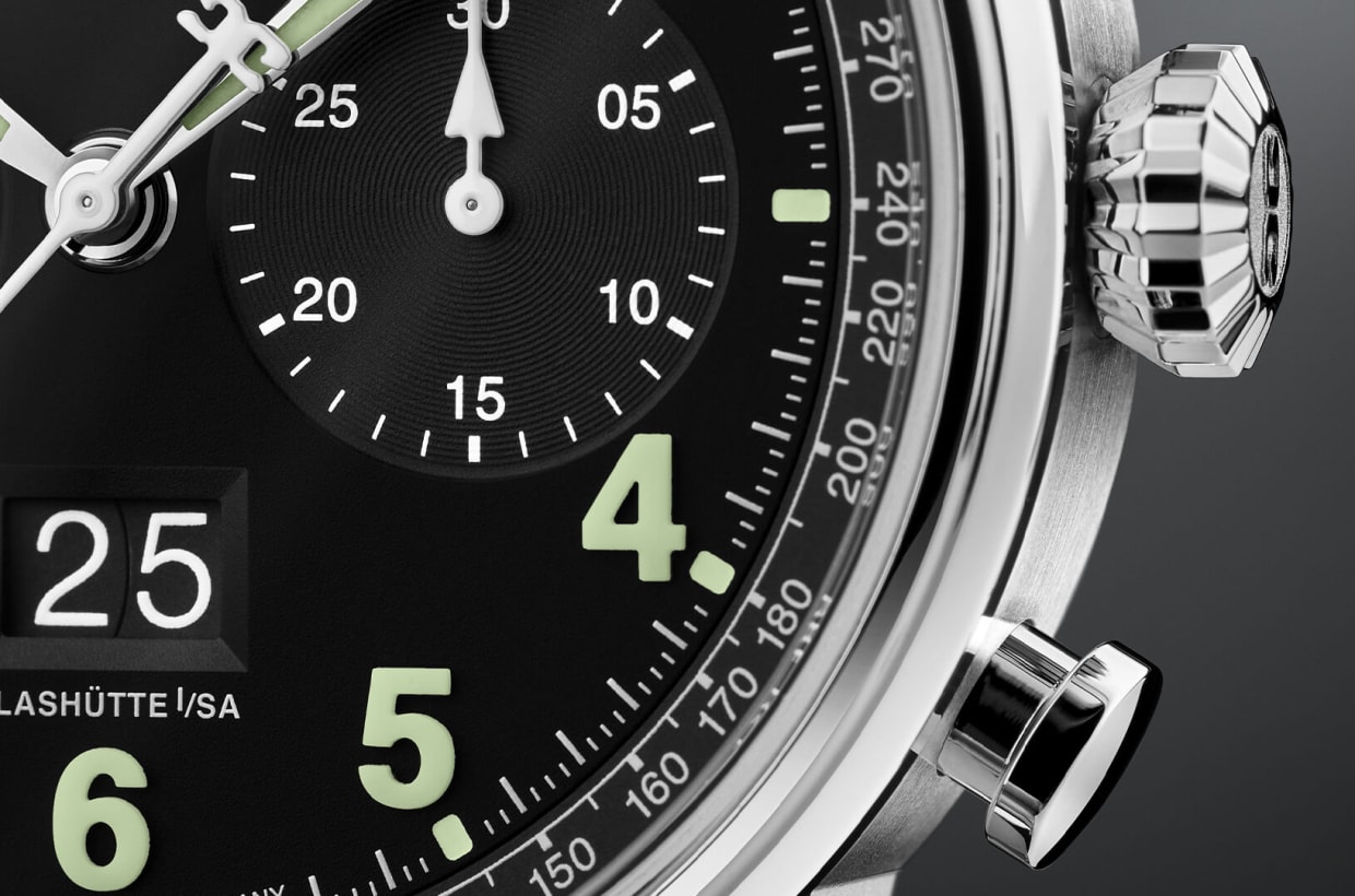 High-contrast dial